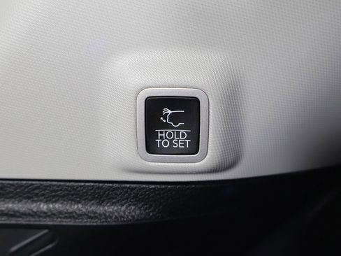 Used 2023 Jeep Grand Cherokee Limited w/ Black Appearance Package image 23