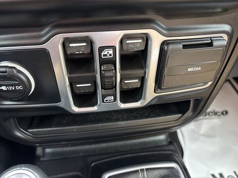 Used 2019 Jeep Wrangler Unlimited Sahara w/ Dual Top Group AWD/4WD image 38