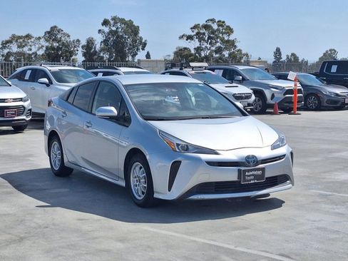 Used 2022 Toyota Prius LE FWD image 3