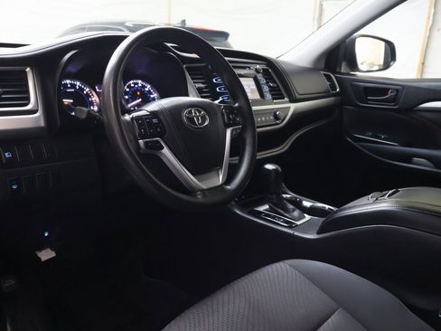 Used 2017 Toyota Highlander LE image 19