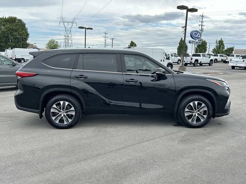 Used 2023 Toyota Highlander XLE FWD image 2