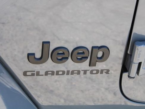 Used 2022 Jeep Gladiator Overland AWD/4WD image 8