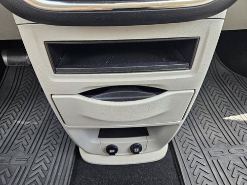 Used 2017 Dodge Grand Caravan SE FWD image 36