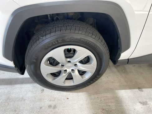 Used 2022 Toyota RAV4 LE AWD/4WD image 10