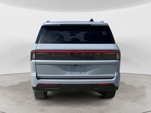 Used 2025 Lincoln Navigator Reserve AWD/4WD image 4