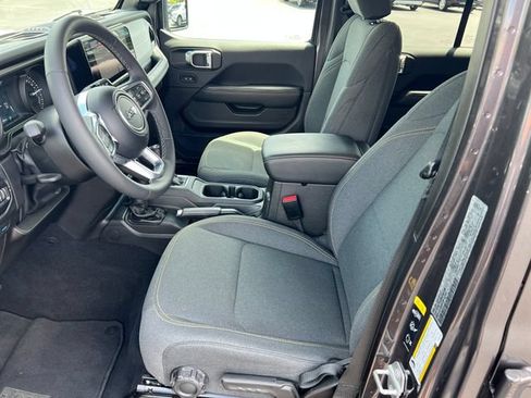 Used 2025 Jeep Wrangler Unlimited Sahara AWD/4WD image 9