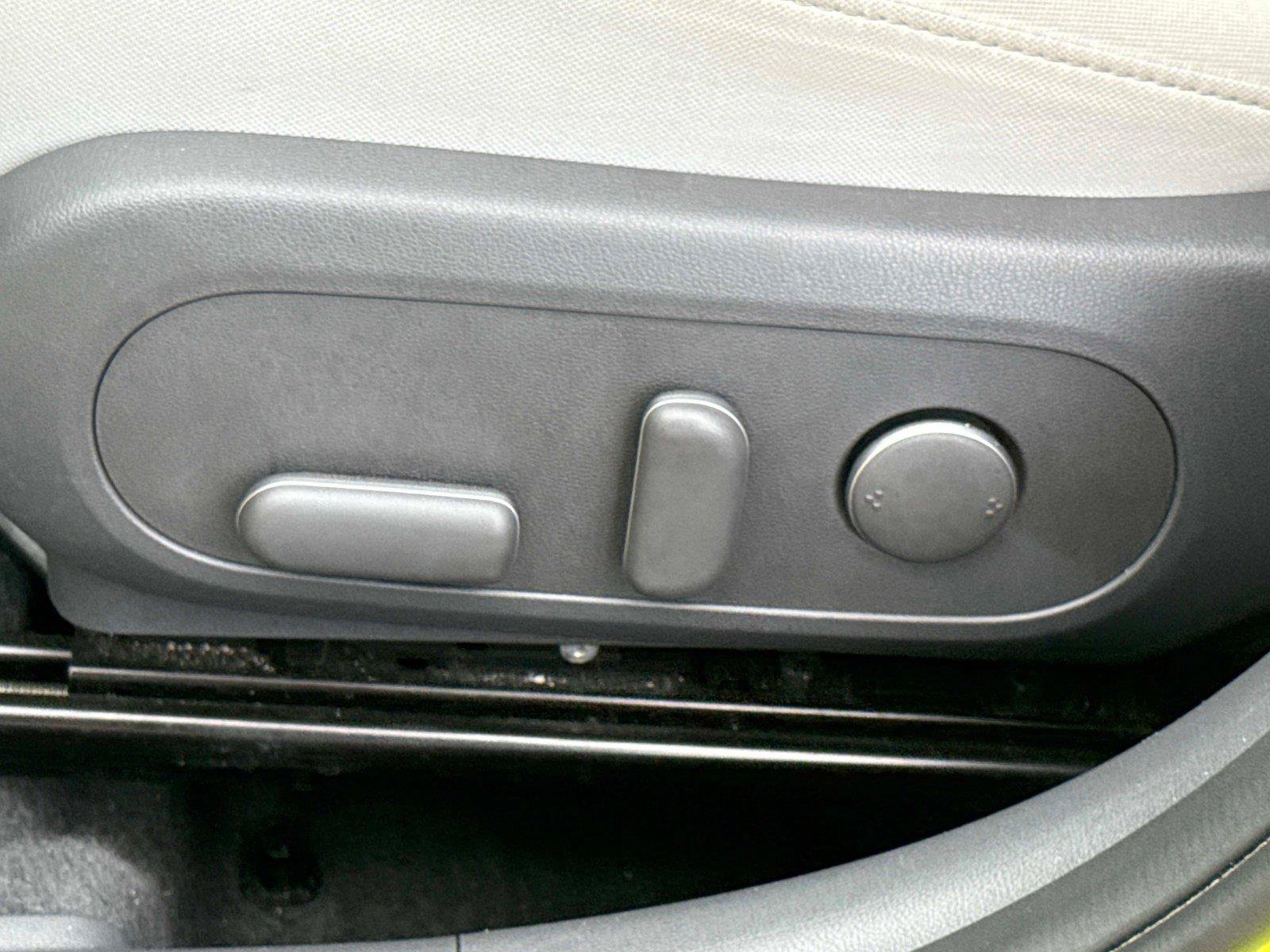 Used 2025 Hyundai Kona SEL FWD image 19