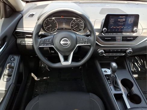 Used 2025 Nissan Altima 2.5 SV FWD image 9