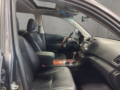 Used 2012 Toyota Highlander Limited w/ Tow Pkg AWD/4WD image 18