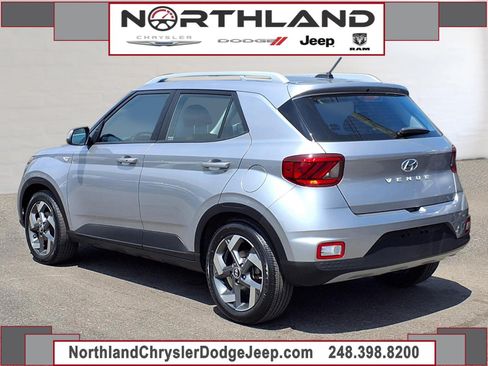 Used 2025 Hyundai Venue SEL FWD image 2