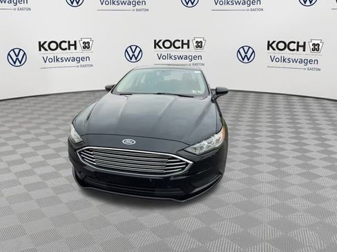 Used 2018 Ford Fusion SE w/ Fusion SE Technology Package image 3