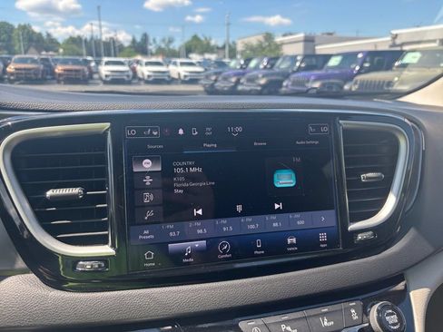 Used 2024 Chrysler Pacifica Touring-L FWD image 17