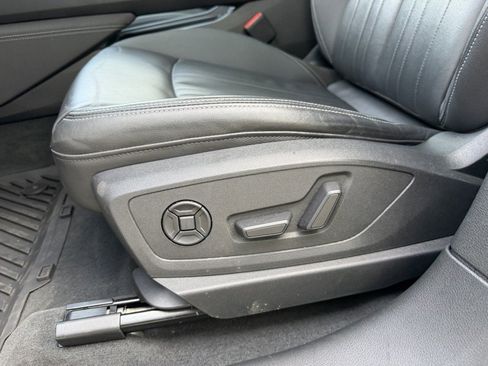 Used 2022 Audi e-tron Premium w/ Convenience Plus Package image 15