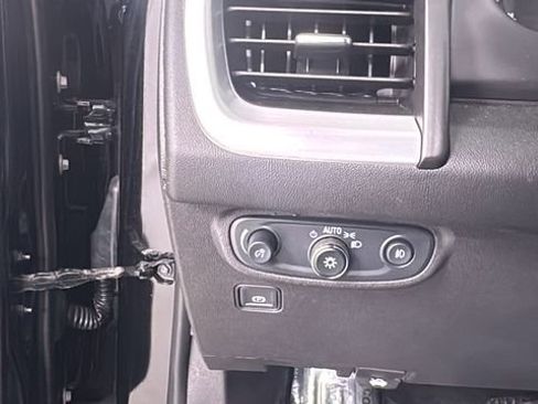 Used 2024 GMC Terrain SLT image 34