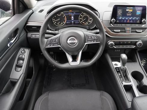 Used 2025 Nissan Altima 2.5 SV FWD image 19