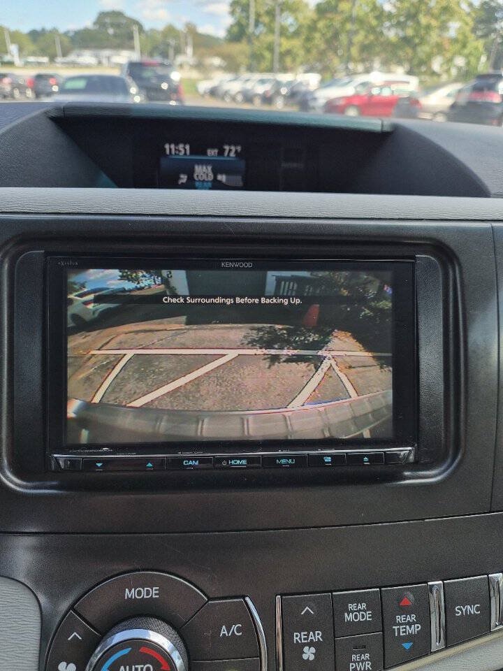 Used 2014 Toyota Sienna LE FWD image 18