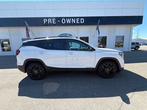 Used 2024 GMC Terrain SLE w/ Driver Convenience Package FWD image 4
