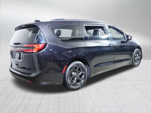 Used 2024 Chrysler Pacifica Premium image 7