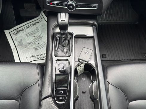 Used 2022 Volvo XC90 T5 Momentum w/ Climate Package image 32
