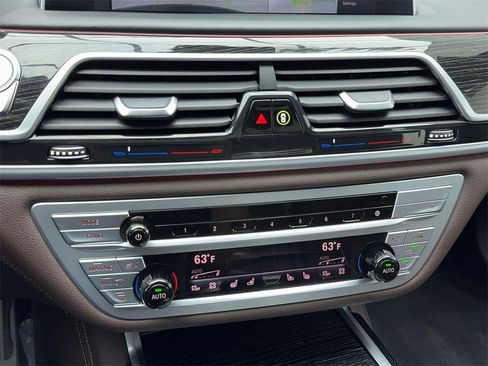 Used 2022 BMW 750i xDrive w/ Luxury Rear Seating Package image 28