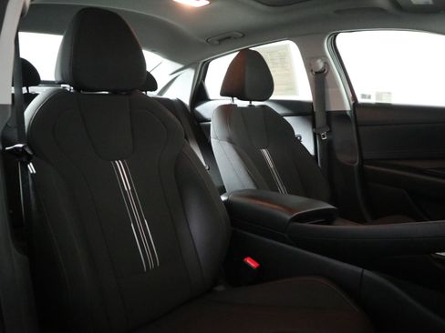 Used 2025 Hyundai Elantra SEL image 21