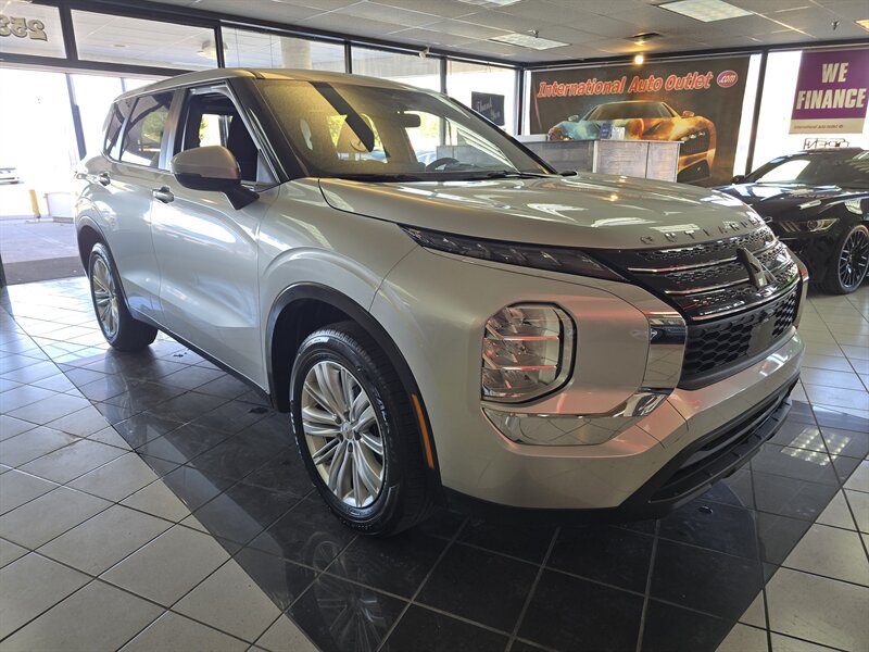 Used 2024 Mitsubishi Outlander ES FWD image 3