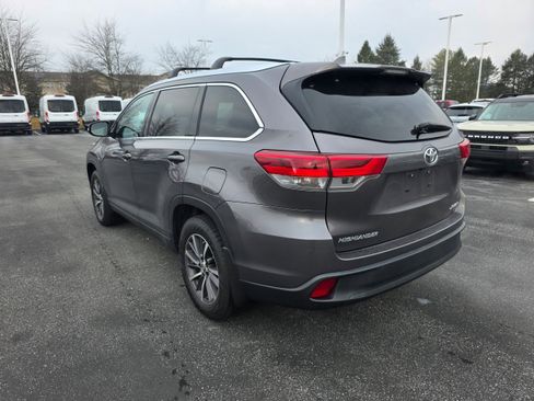 Used 2019 Toyota Highlander SE image 3