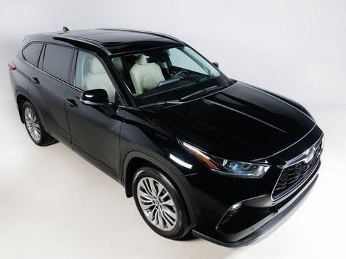 Used 2021 Toyota Highlander Platinum image 4