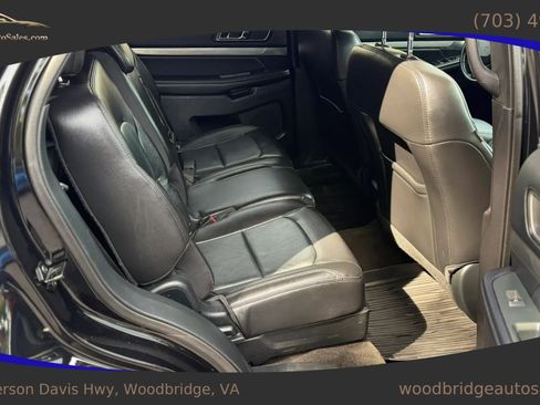 Used 2018 Ford Explorer XLT w/ Equipment Group 202A AWD/4WD image 14