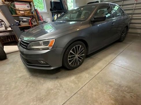 Used 2015 Volkswagen Jetta Sport FWD image 1