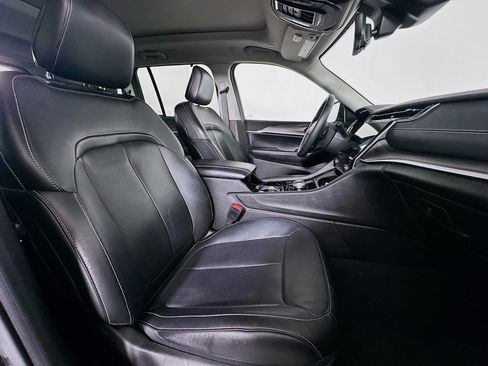 Used 2023 Jeep Grand Cherokee Limited w/ Luxury Tech Group II image 32