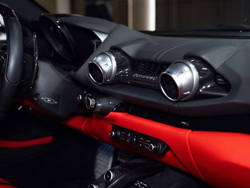 Used 2018 Ferrari 812 Superfast image 18