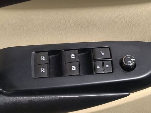 Used 2019 Toyota Highlander Plus FWD image 27