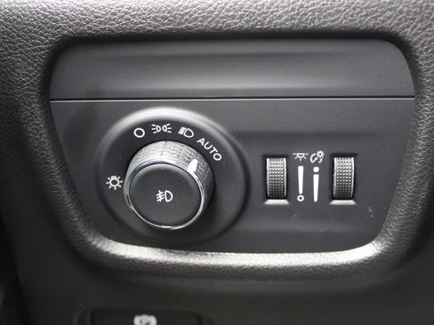 Used 2022 Jeep Grand Cherokee Limited image 23