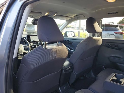 Used 2023 Toyota Highlander LE image 11
