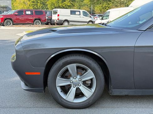 Used 2015 Dodge Challenger SXT RWD image 10