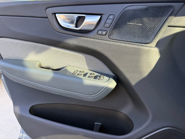 Used 2022 Volvo XC60 B5 R-Design FWD image 21