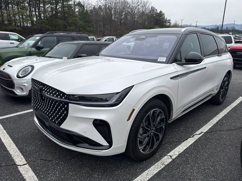 Used 2026 Lincoln Nautilus Reserve image 7