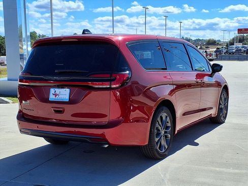 New 2026 Chrysler Pacifica Select image 6