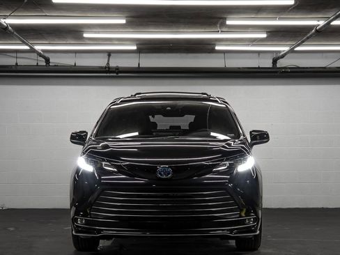 Used 2025 Toyota Sienna XLE Woodland Edition image 8