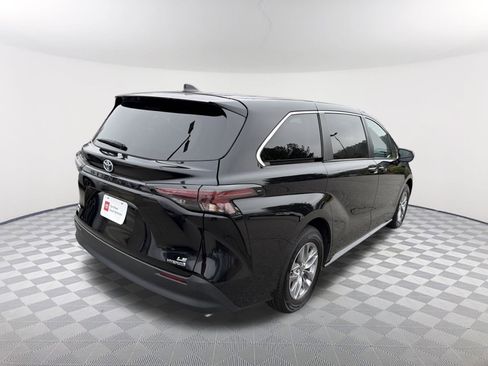 Certified 2024 Toyota Sienna LE image 16