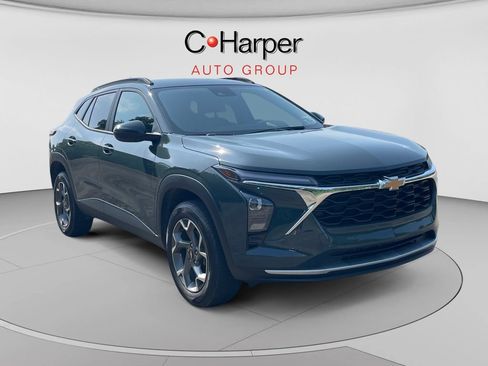 Certified 2025 Chevrolet Trax LT FWD image 1