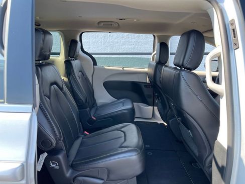 Used 2024 Chrysler Pacifica Touring-L FWD image 35