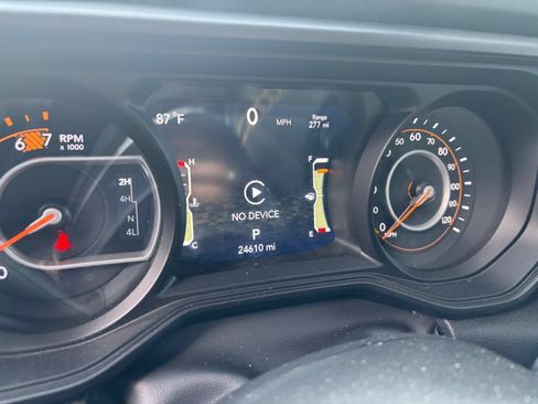 Used 2025 Jeep Wrangler Unlimited Sahara AWD/4WD image 9