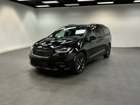 Used 2024 Chrysler Pacifica Limited w/ S Appearance Package AWD/4WD image 1