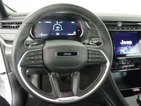 Used 2025 Jeep Grand Cherokee Altitude RWD image 23