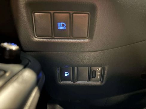 Used 2020 Toyota C-HR LE image 39