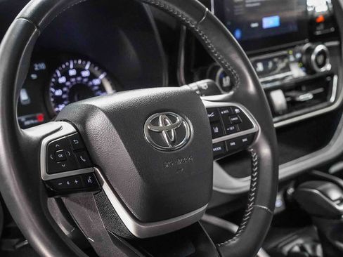Used 2025 Toyota Highlander LE FWD image 20