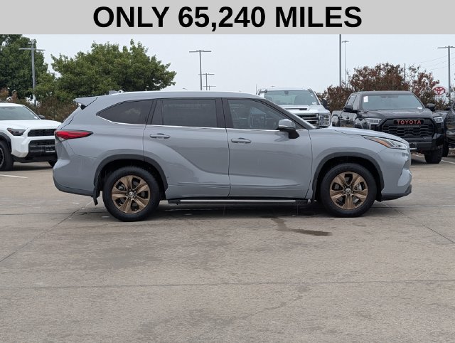 Used 2022 Toyota Highlander Bronze Edition FWD image 4