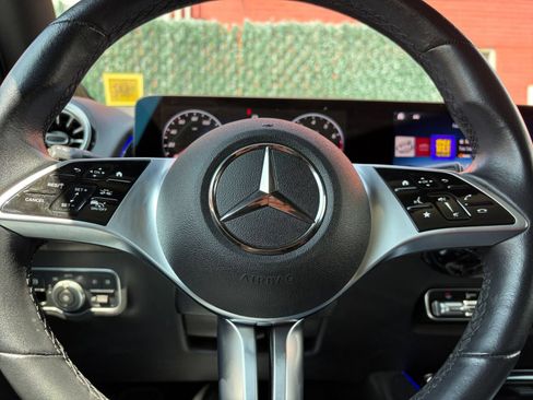 Used 2025 Mercedes-Benz GLB 250 image 30